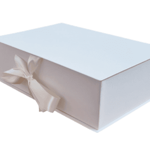 Ambalaje personalizate Cutie cadou ivory cu panglică satinată